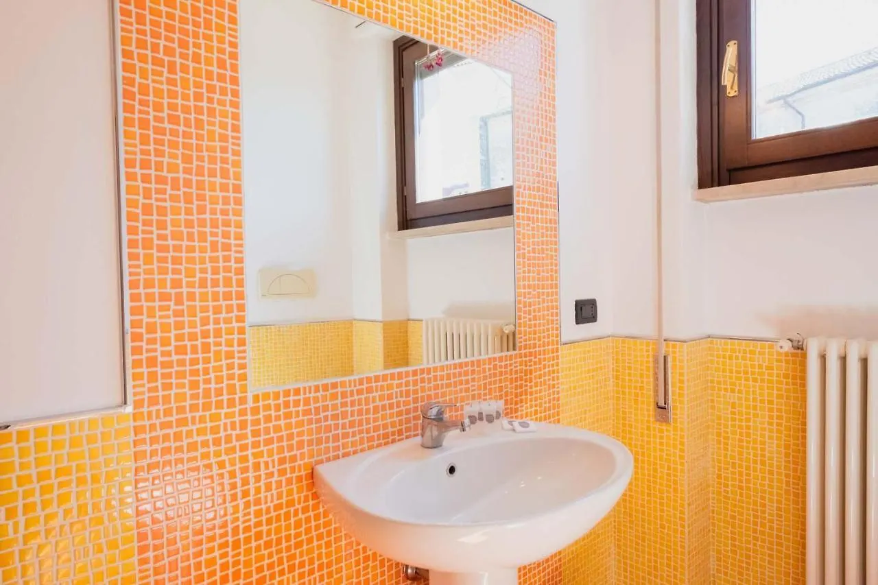 By The Lake Apartments - Centro Storico Desenzano del Garda Italia