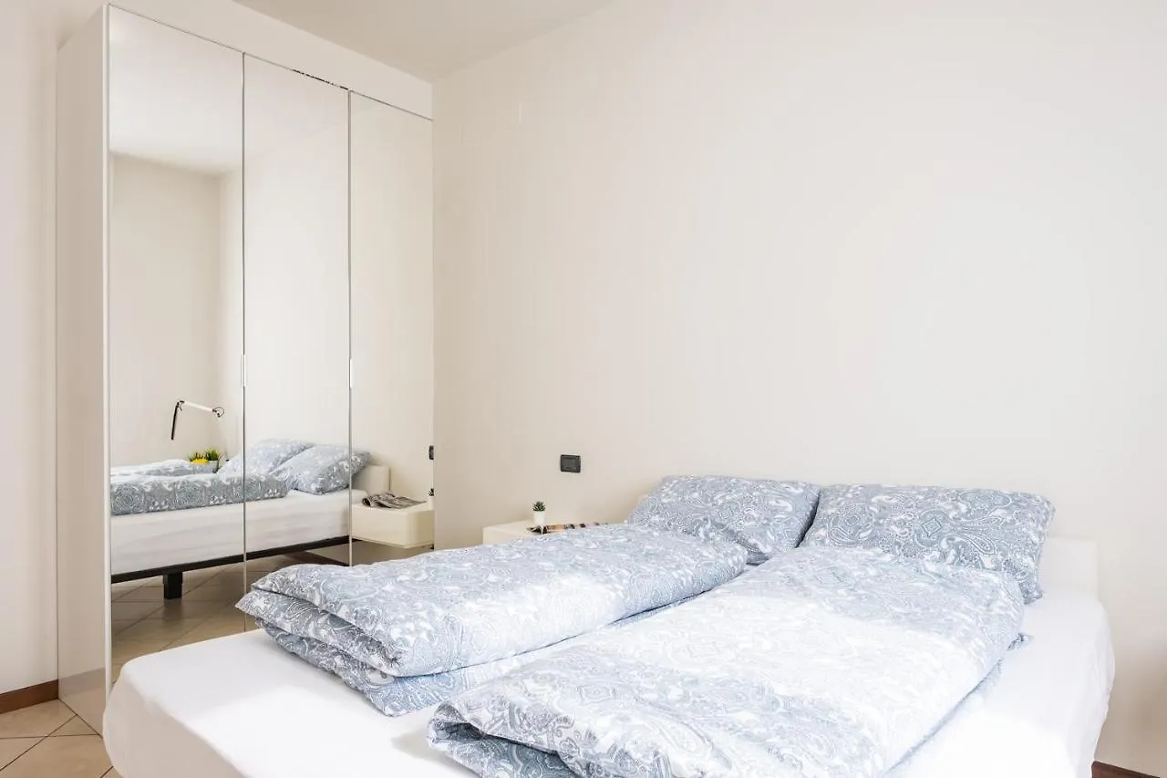 By The Lake Apartments - Centro Storico Desenzano del Garda Italia