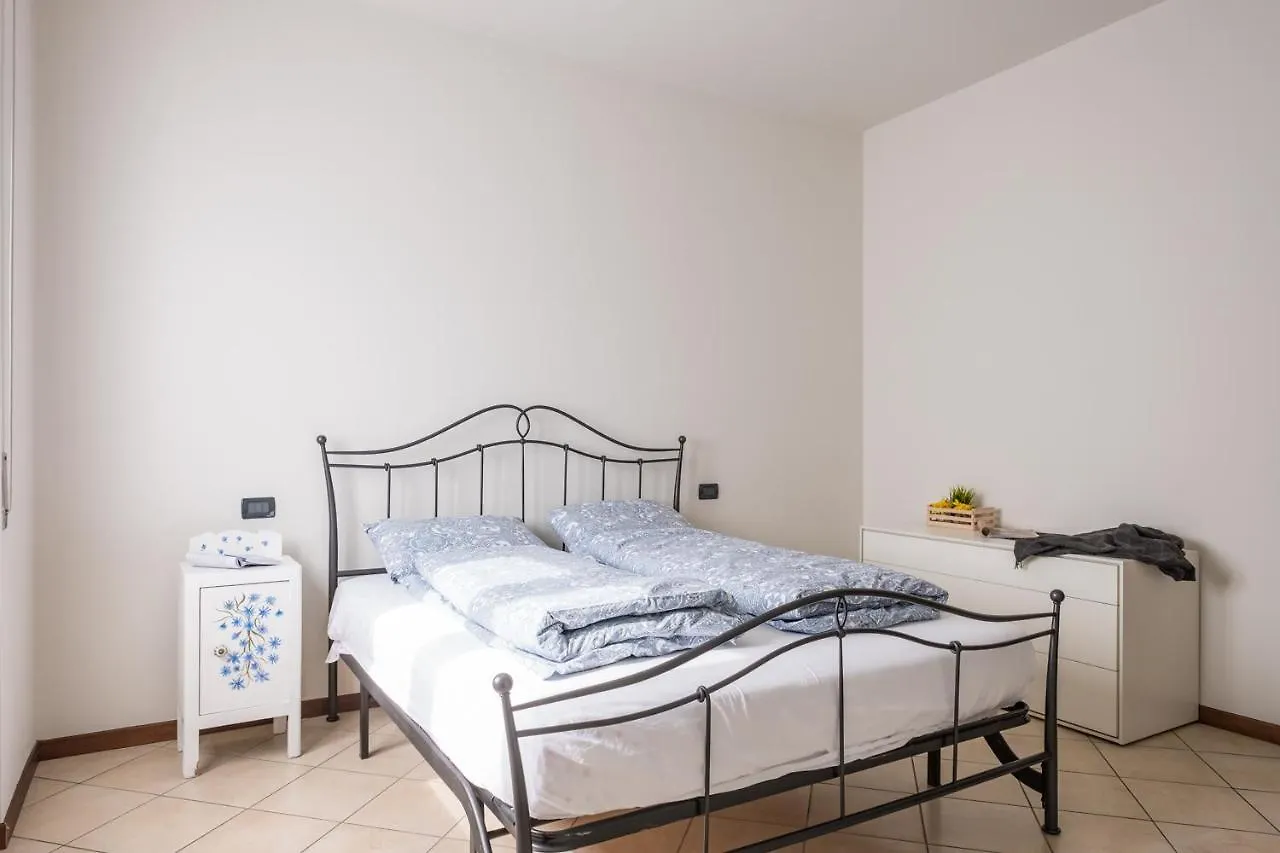 By The Lake Apartments - Centro Storico Desenzano del Garda Italia